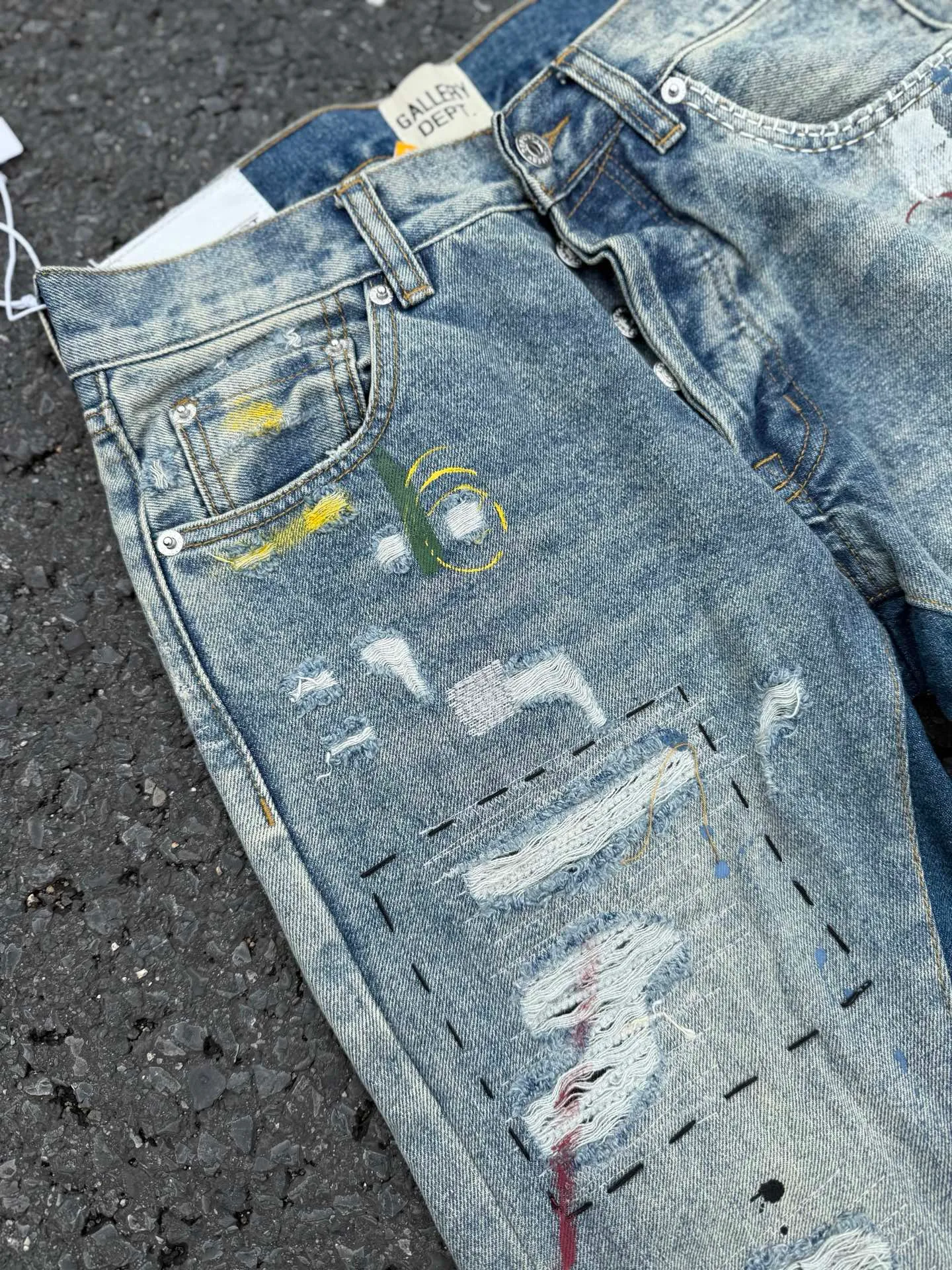 #8215 P300💰 GALLERY DEPT. Vintage splicing, hand-stitched hole patches, random tie lines, loose washed flared jeans - truly restore the ultimate texture of Vintage - original hardware accessories, washed and other elevators, QR code analysis are all purchased from the original factory, high degree of restoration, you are welcome to compare the products ~ - three-dimensional version, loose and comfortable, not picky about the figure, taller and slimmer, factory Seiko, original factory quality control, same style for men and women, can be matched with couples Versatile recommendation: must-have jeans for all seasons - Sizes: 28 30 32 34 36